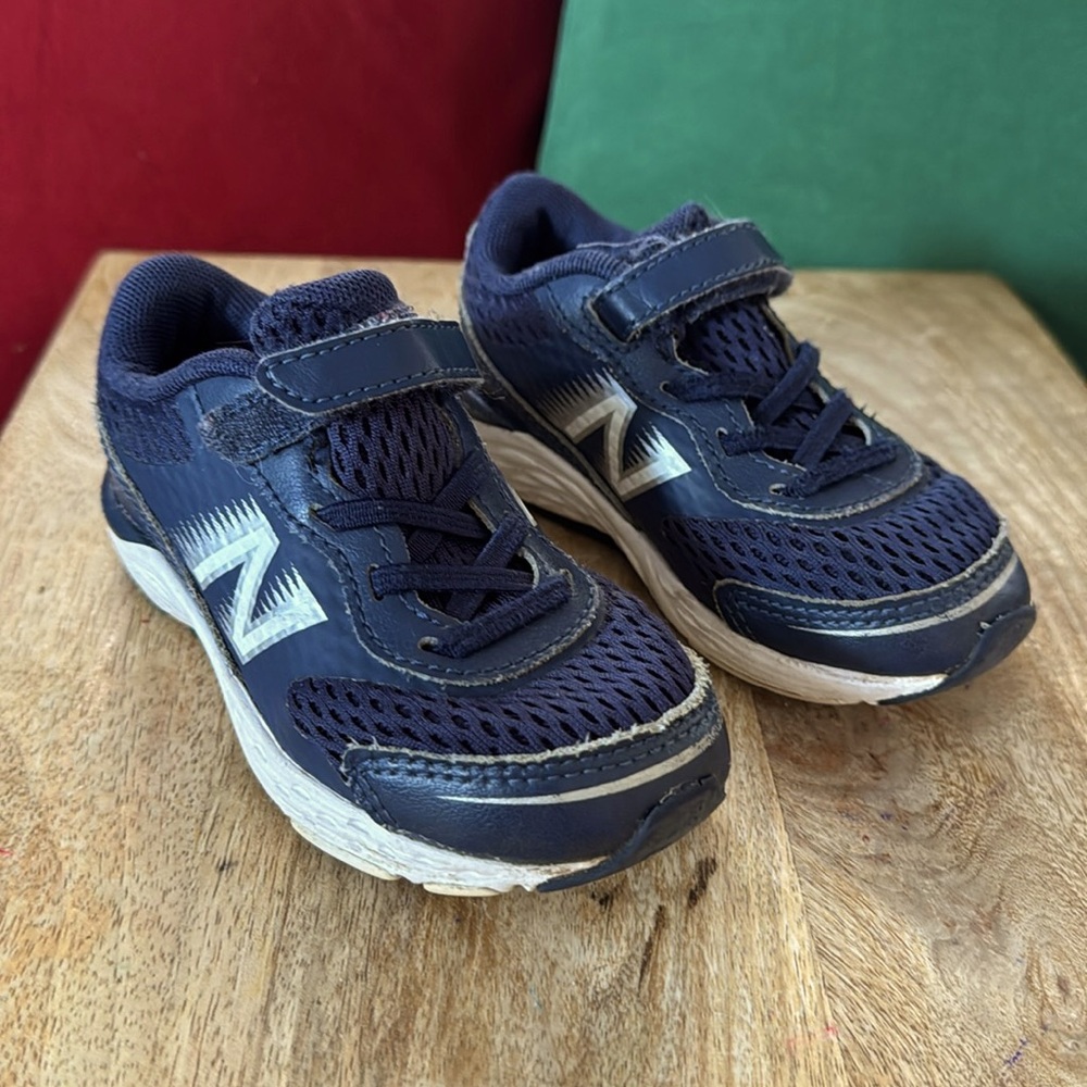 NEW BALANCE KIDS US7 SNEAKER
